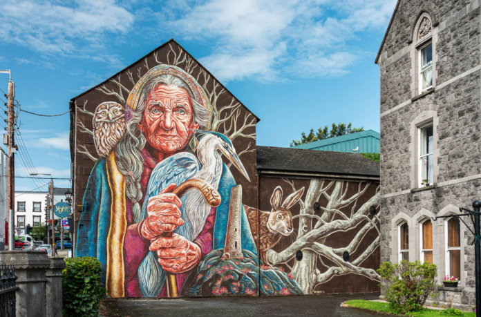 una sciamana dipinta su una casa in irlanda dall'italiana Vera Bugatti