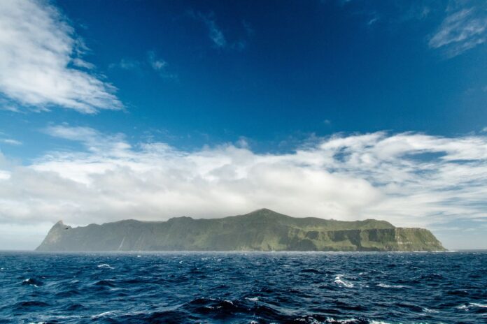 isola inaccessibile - Si trova a circa 2800 km dal Sudafrica e fa parte dell’arcipelago di Tristan da Cunha, il gruppo insulare più remoto del mondo.