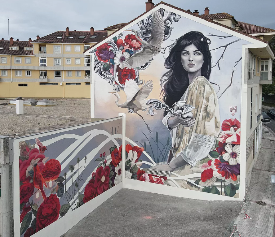 la donna dell'estuario una doma dal vestito bianco lunghi capelli neri con fiori di ibisco rossi e bianchi su una casa e un muro a fianco