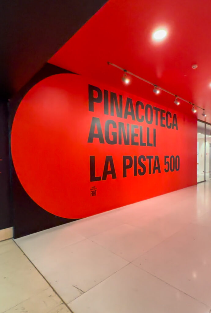scritta ingresso pinacoteca agnelli pista 500 fondo rosso e lettere nero atrio foto da fb pinacoteca