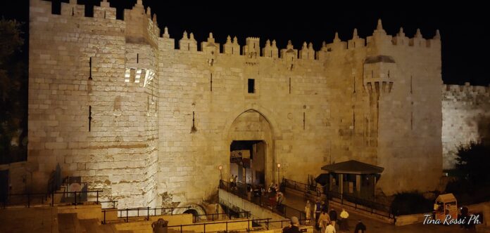Gerusalemme - la porta di Damasco antche mura di accesso alla città con torri e merletti