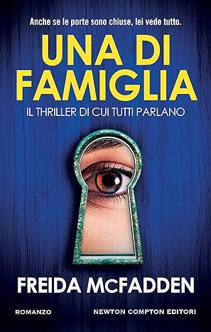 copertina del libro una di famiglia un occhio di donna inquadrato dietro il buco di una serratura, fondo blu