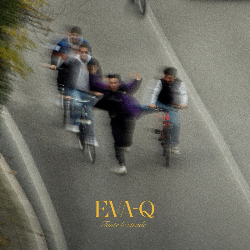 eva-q la copertina del nuov album che raffigura la band per strada in una foto volutamente sfocata