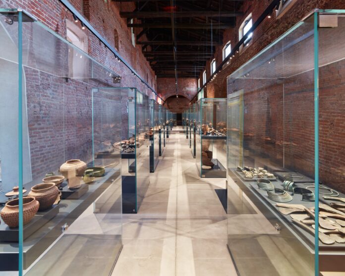 Musei statali Lombardia - una sala di museo con delle tche di vetro con reperti archeologici