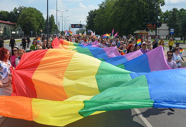 un pride in est europa con bandiera foto licenza CC