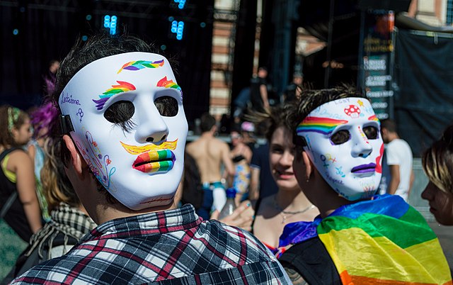 immagine di gay pride a Tolouse con persone comuni con maschere colorate foto licenza CC