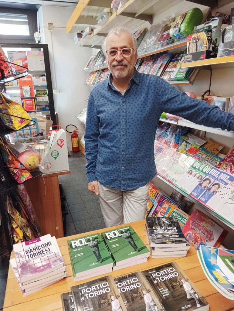 nico ivaldi durante il firmacopie in piedi nella libreria borio con Paolo borio