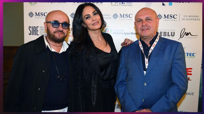 maria grazia cucinotta al centro della foto