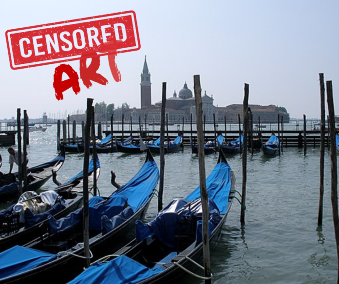 una fila di gondole azzurre con isola san giorgio