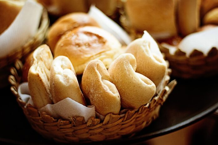 pane - delle pagnottine in un cestino di vimini