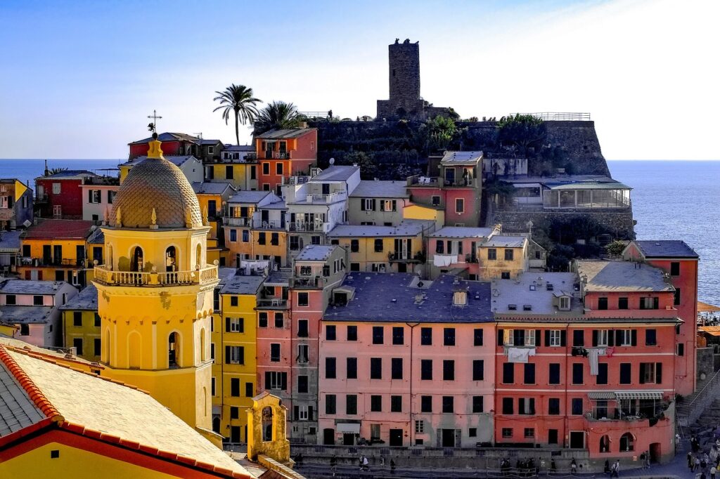 Sentieri delle Cinque Terre - Una veduta panoramica di Vernazza con il mare sullo sfondo, il paese è arroccato sulla costa alta