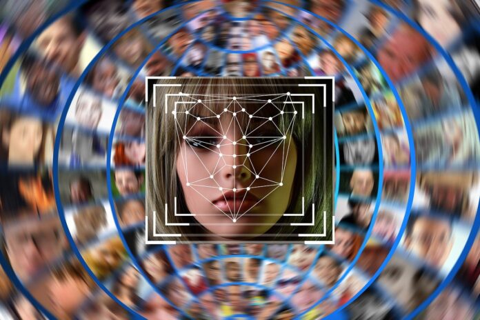 riconoscimento facciale - nella foto messe a spirale tanti volti sfocati di persone e al centro un volto di donna con delle liee e puntini