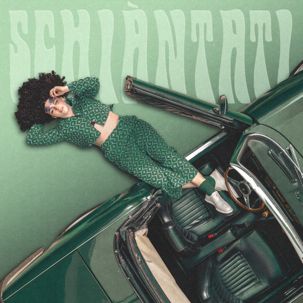 sbazzee - la copertina del nuovo singolo che la vede sdraiata, vestota di verde, fuori da una macchina decpottabile di colore verde