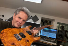gazebo in primo piano nel suo studio di registrazione, ha in mano una chitarra elettrica