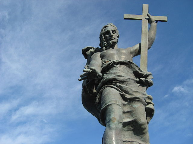 cucina sarda - la statua del Redentore a Nuoro. Il Cristo tiene con la mano sinistra la croce e con la destra indica il suolo