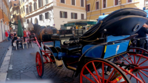 Una carrozzella con cavalli per trasporto turisti, tutta rossa