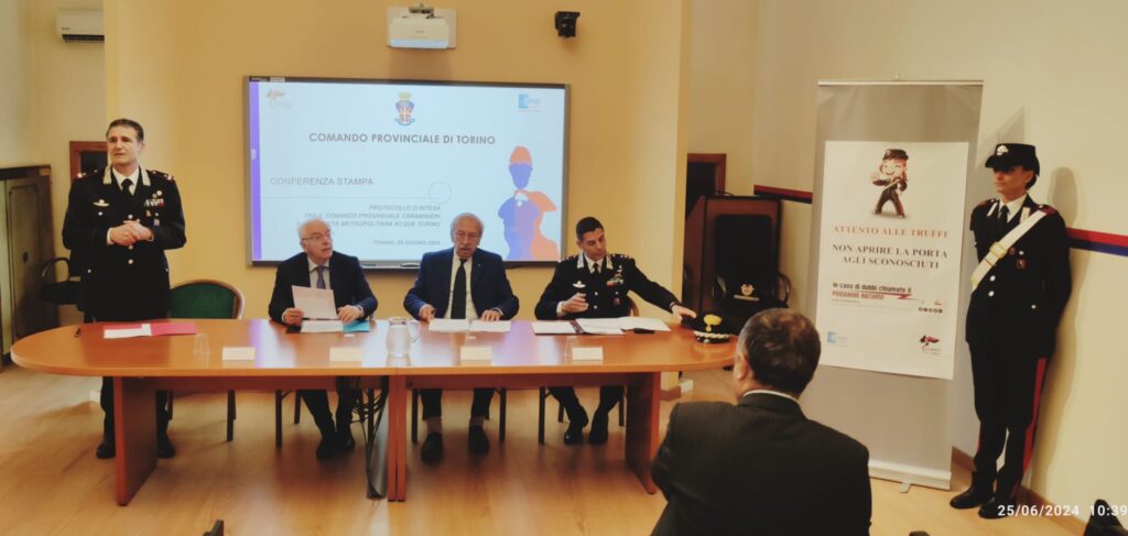 il tavolo della conferenza stampa contro la truffa di falsi tecnici da sinistra il Generale di Brigata Roberto De Cinti, il Dottor Donato Giovanni Cafagna Prefetto di Torino, l'ingegner Paolo Romano, presidente Smat, il Tenente Colonnello Andrea Siazzu, Comandante reparto Operativo Carabinieri Torino