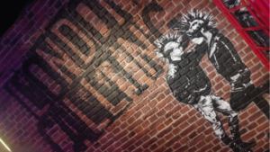 london calling - un murales con la scritta e due punk in primo piano