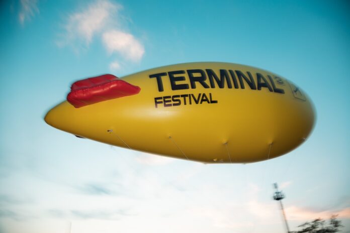 terminal 3 festival - nella foto un dirigibile giallo, con il logo della manifestazione