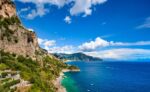 la costiera amalfitana vista dall'alto con il mare e la costa
