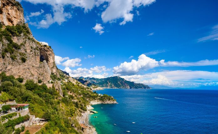la costiera amalfitana vista dall'alto con il mare e la costa
