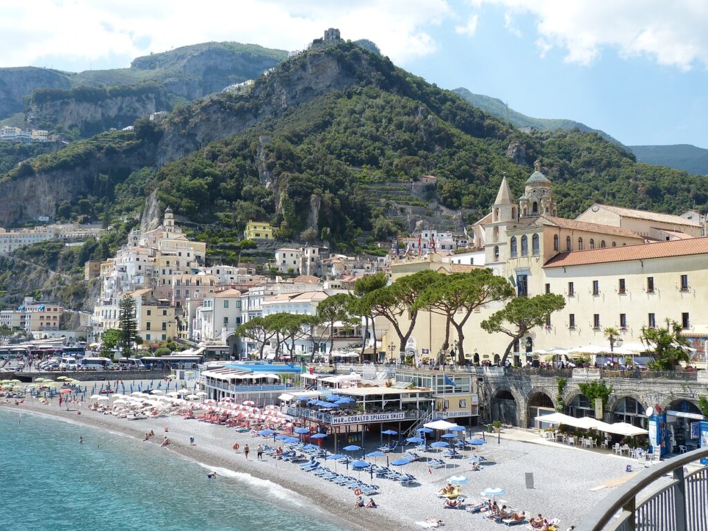 la costiera amalfitana vista dall'alto con il mare e la costa con le spiagge agttrezzate con ombrelloni e sdraio