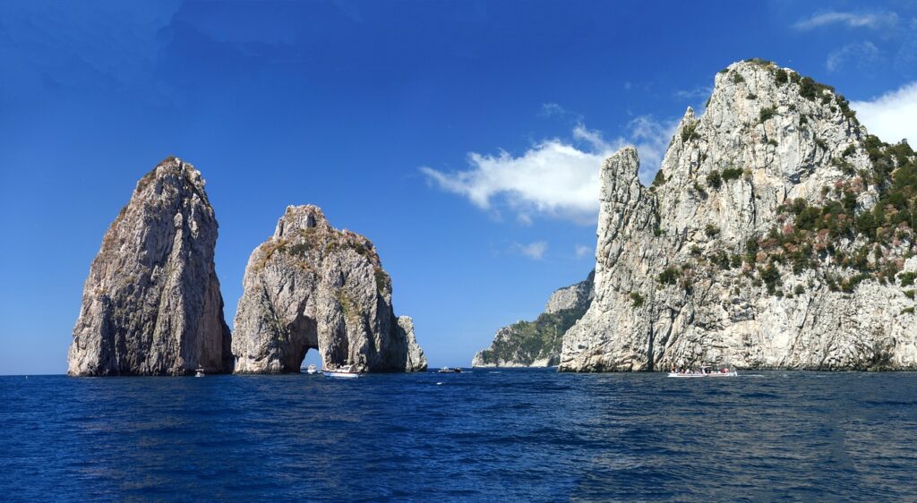 Capri, i faraglioni, enormi massi in mezzo al mare