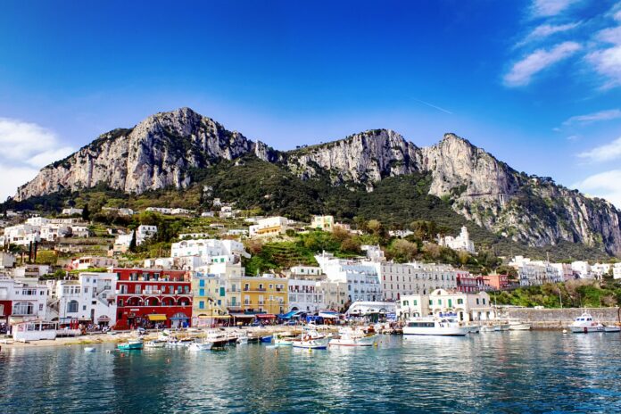 Capri - una veduta della costa dal mare