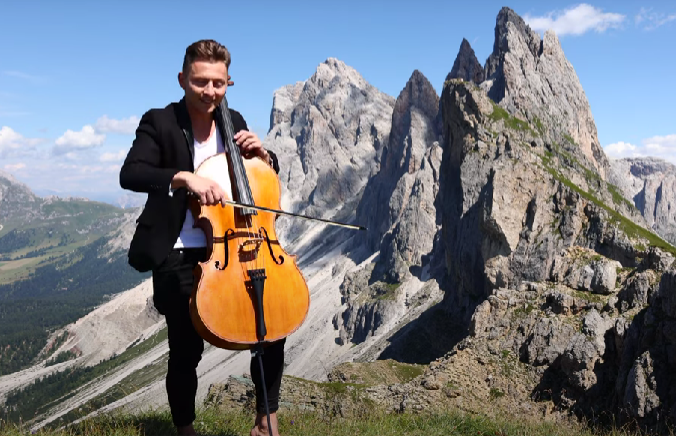 jodok cello mentre suona a piedi scalzi