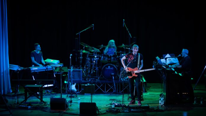 le orme sul palco durante un concerto