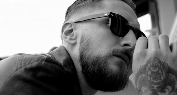 Rödja in primo piano di profilo, ha la barba e gli occhieli d sole