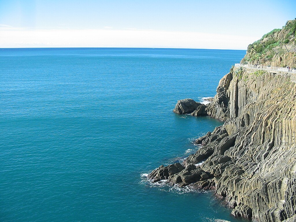 scogliere a picco sul mare estate
