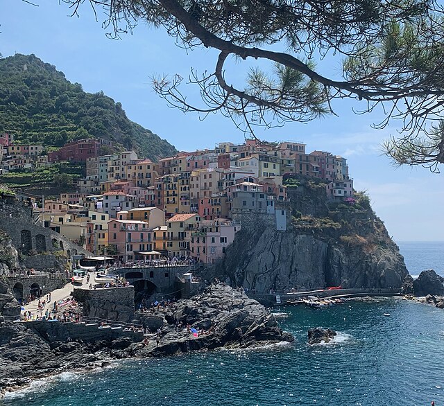 paese di manarola visto dalla via dell'amore licenza cc
