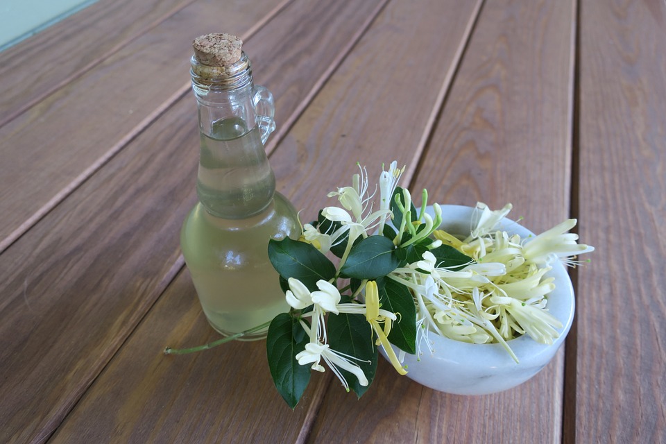 tavolo con fiori e boccetta di vetro