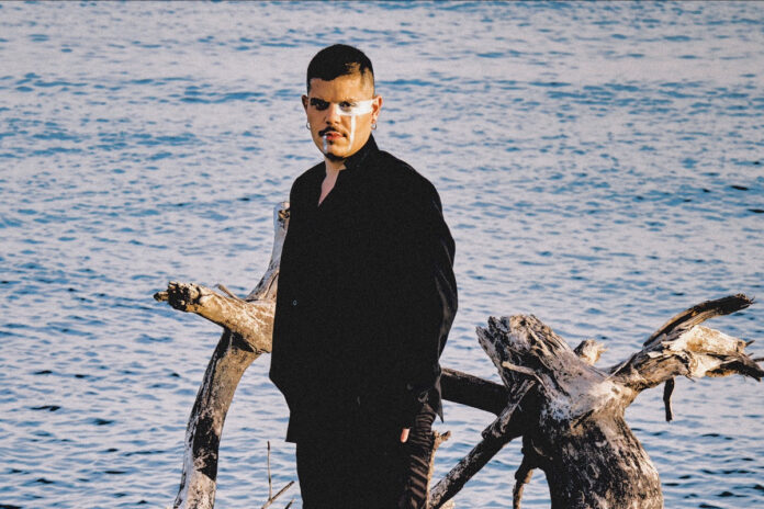 giovanni conelli in riva al mare, vestito di scuro