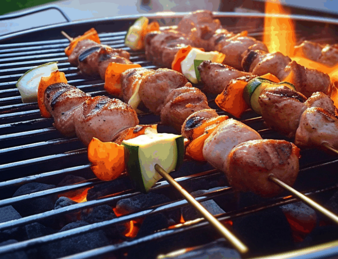 legna e barbecue - degli spiedini di carne cucinati sopra un barbecue