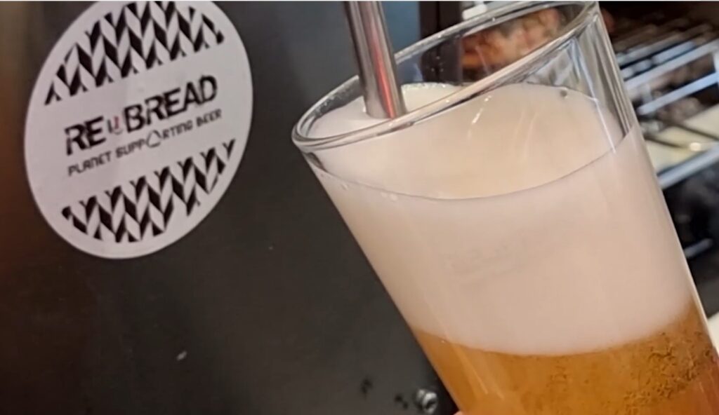 Birra Rebread - un bicchiere colmo di birra bionda con schiuma