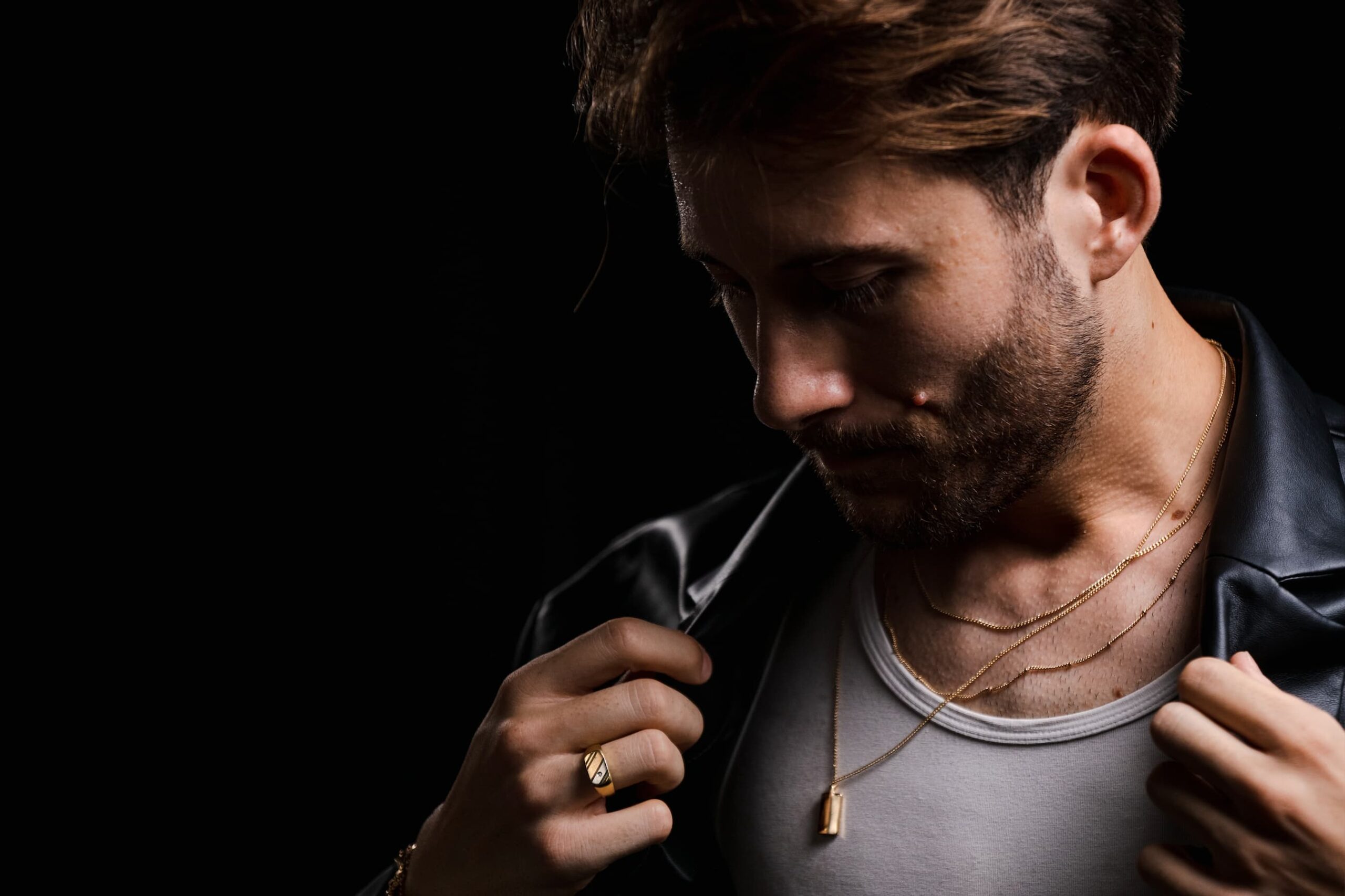 marco di nunno, indossa una canotta bianca e un giubbotto di pelle