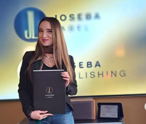 accetto miracoli - francesca tesssitore negli sudi joseba di roma, ha in mano un diploma