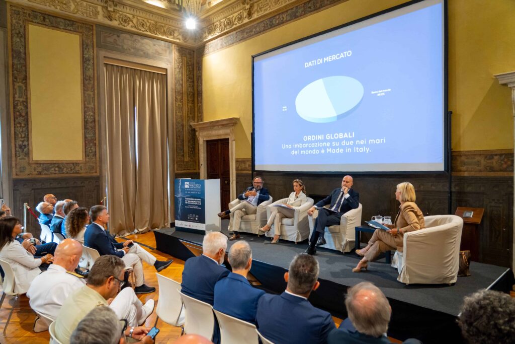 64° Salone Nautico Genova - una foto della conferenza stampa con tante persone sedute e uno schermo gigante