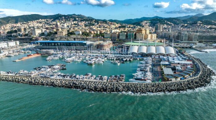 Genova veduta aerea del porto con tante barche in esposizione