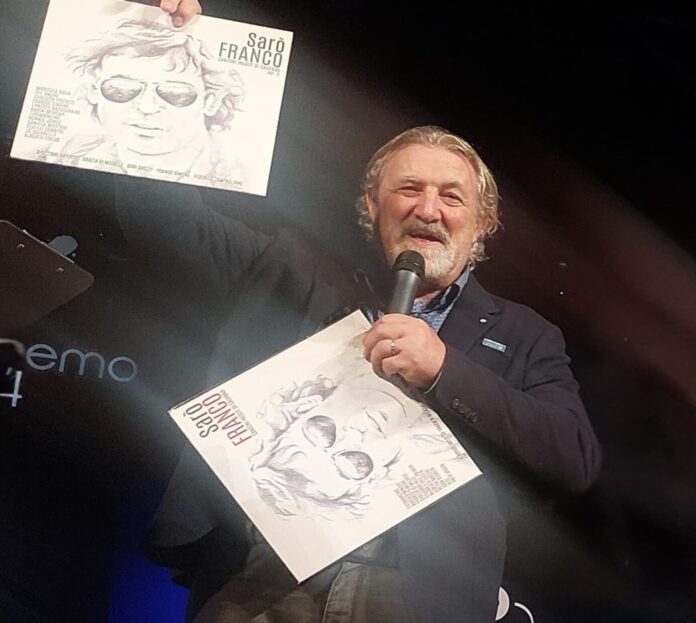 sarò franco - Alberto Zappieri vestito di scuro tiene in entrambe le mani un copia del disco