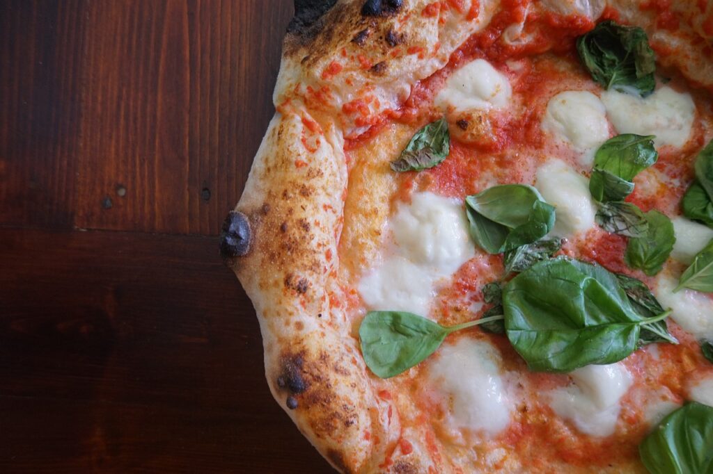 dieta flexitariana - una pizza margherita con foglie di basilico