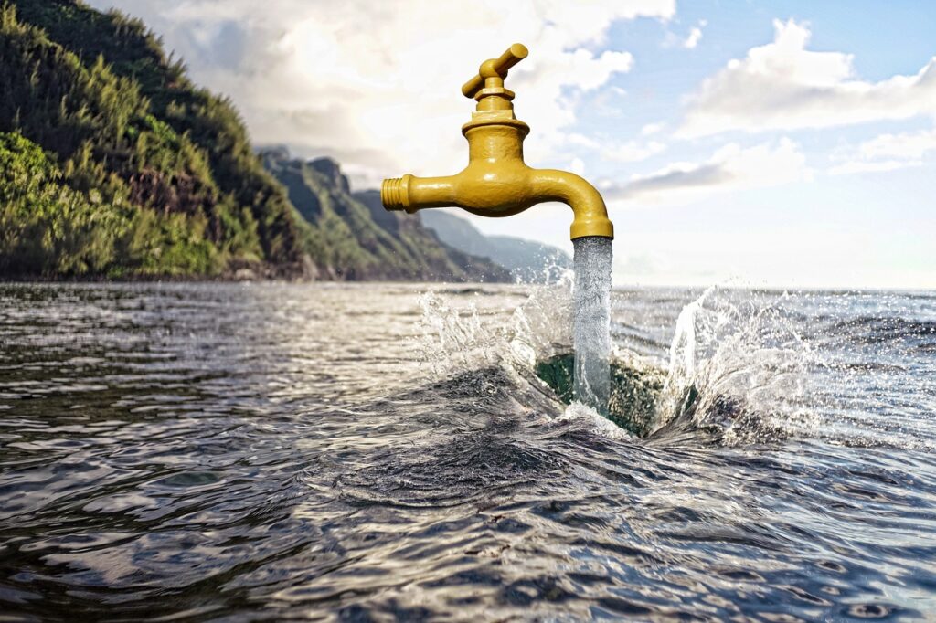 acqua potabile - un rubinetto dorato da cui sgorga acqua che va dentro il mare