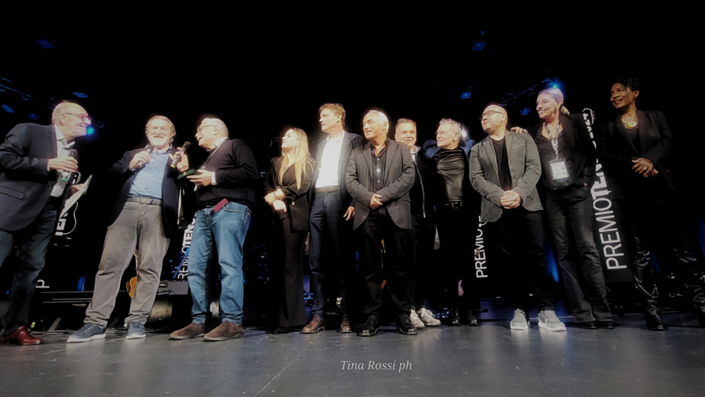sarò franco - alberto zeppieri e alcuni partcipanti al progetto, mentre ricevono la targa teenco sul palco del teatro ariston di sanremo