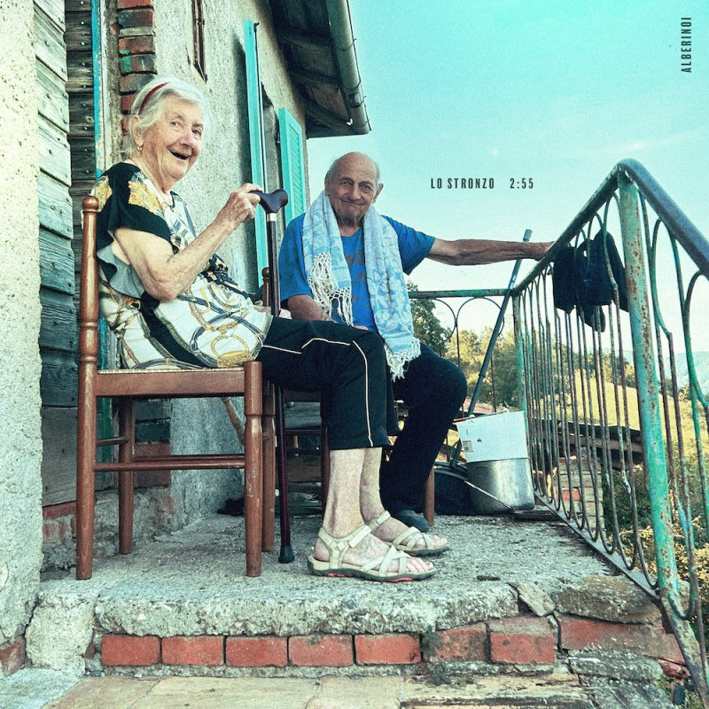 alberinoi - la copertina del nuovo singolo che raaffigura una coppia di anziani seduti su un balcone con ringhiera di ferro