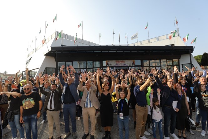 rumore bim festival 2024 - il cast davanti al palacongressi di igea marina
