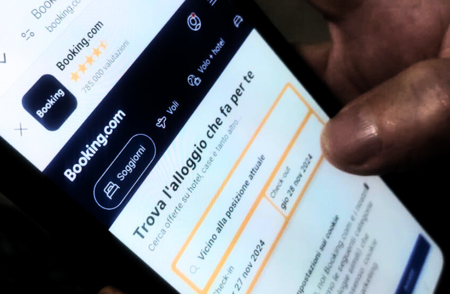 Booking.com DMA - un cellulare con la schermata sull'app del sito