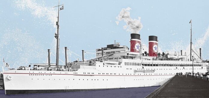 Arandora Star - la nave bianca, con due comignoli con strisce nere, bianche e rosse