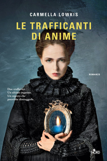 copertina libro le trafficanti di anime una donna con vestito gotico stile ottocento con in mano una lucerna